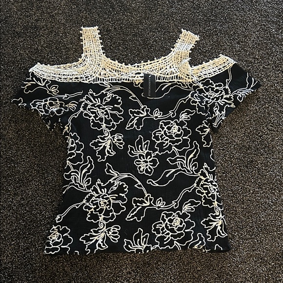 NWT Lauren Michelle Floral Lace Top - Picture 1 of 2